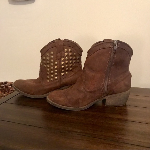 Studded and stylish brown booties - Picture 3 of 6